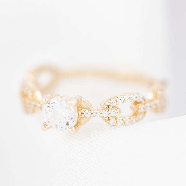 Anillo de compromiso con circonias en oro amarillo 14 kilates.
