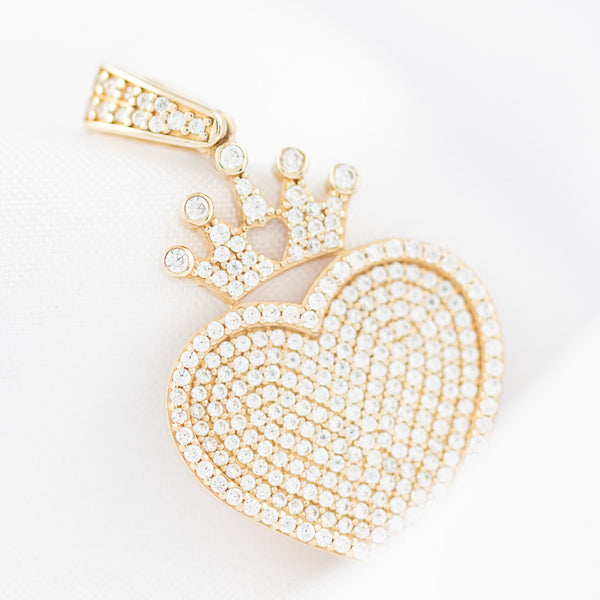 Dije diseño especial con circonias motivo corazón en oro amarillo 14 kilates.