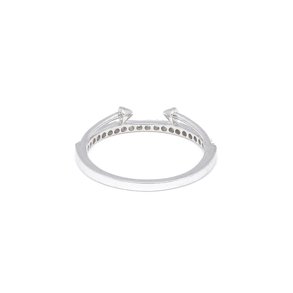 Anillo diseño especial motivo flechas con circonias en oro blanco 14 kilates.