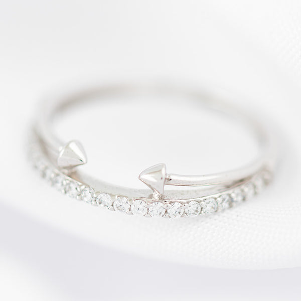 Anillo diseño especial motivo flechas con circonias en oro blanco 14 kilates.