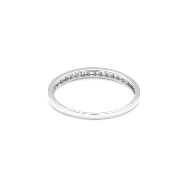 Anillo diseño especial con circonias en oro blanco 14 kilates.