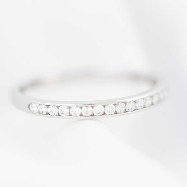 Anillo diseño especial con circonias en oro blanco 14 kilates.