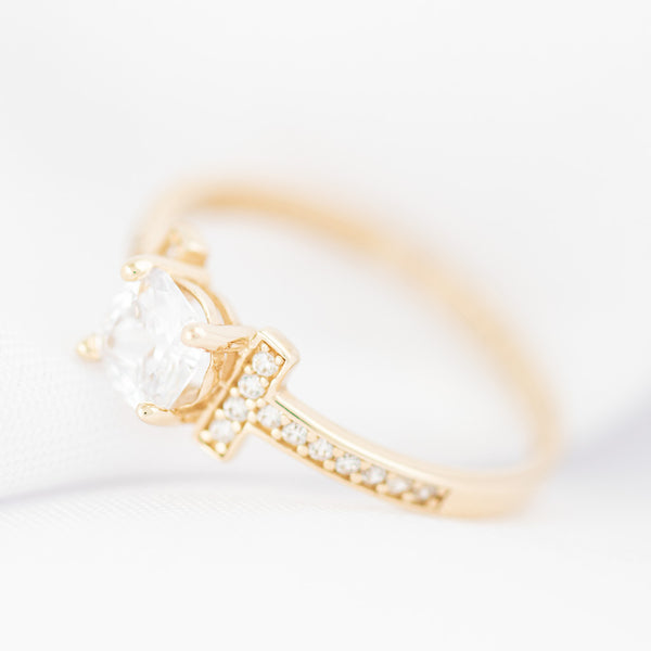 Anillo de compromiso con circonias en oro amarillo 14 kilates.
