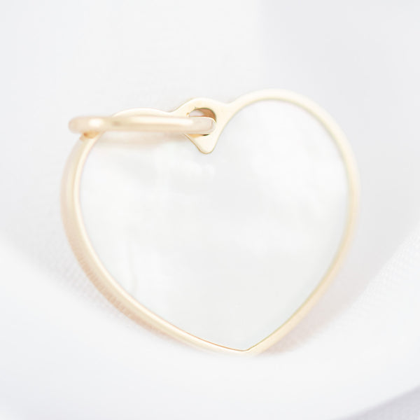Dije liso motivo corazón con madre perla en oro amarillo 14 kilates.