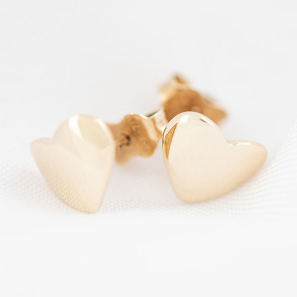 Aretes lisos motivo corazón en oro amarillo 14 kilates.