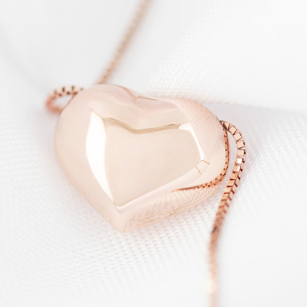 Gargantilla eslabón cuadrado cruzado con dije motivo corazón en oro rosa 14 kilates.