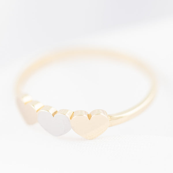 Anillo liso motivo corazones en oro amarillo 14 kilates.