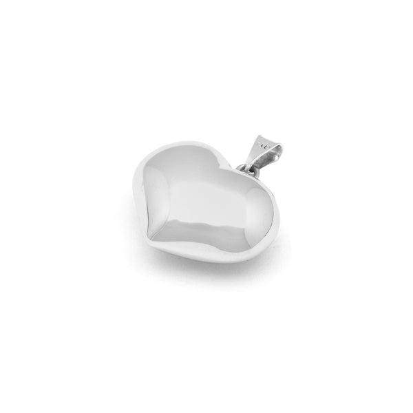 Dije hueco motivo corazón en oro blanco 14 kilates.
