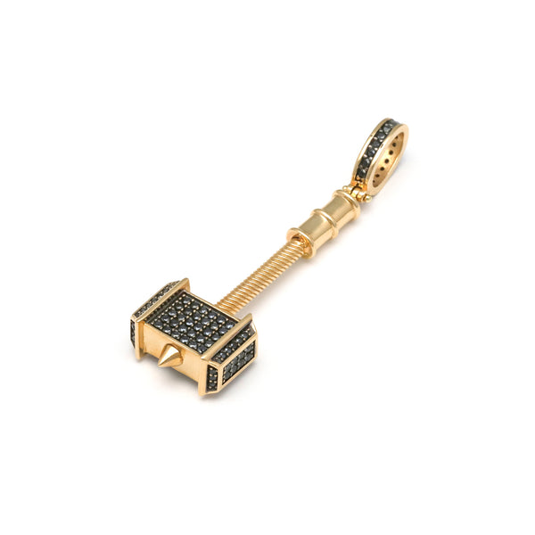 Dije diseño especial con sintéticos motivo martillo en oro amarillo 14 kilates.