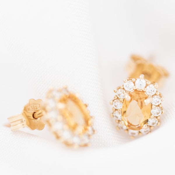Aretes diseño especial con sintéticos en oro amarillo 14 kilates.