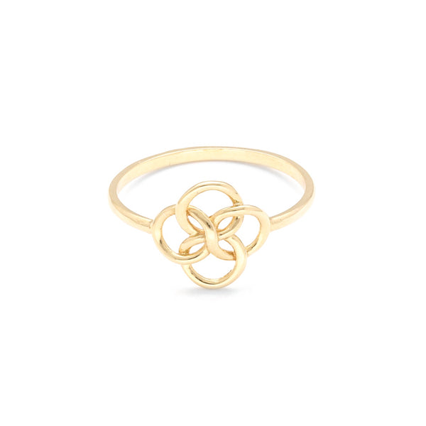 Anillo calado motivo flor en oro amarillo 14 kilates.