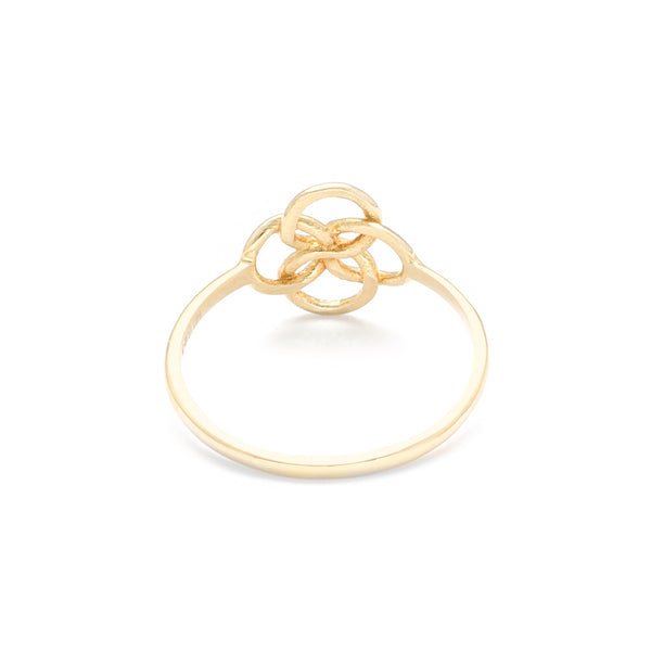 Anillo calado motivo flor en oro amarillo 14 kilates.