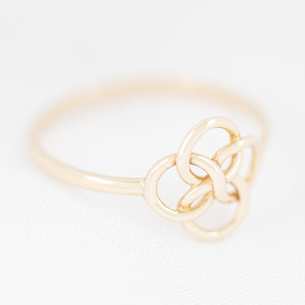 Anillo calado motivo flor en oro amarillo 14 kilates.