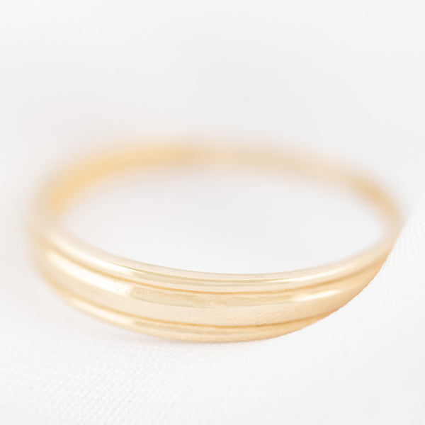Anillo estriado en oro amarillo 14 kilates.