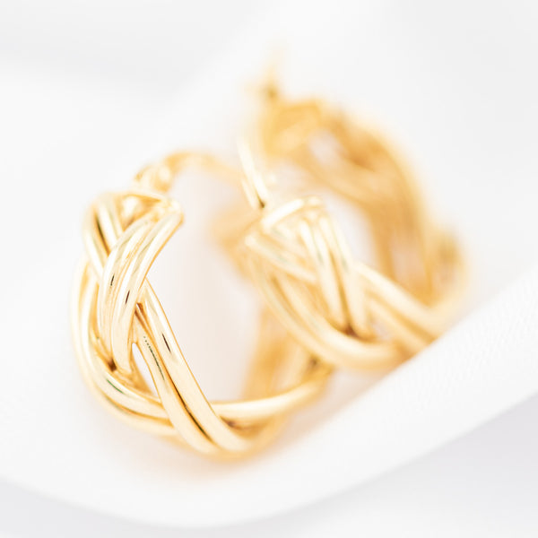 Arracadas trenzadas en oro amarillo 14 kilates.