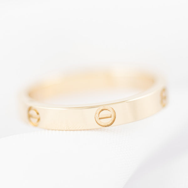 Argolla diseño especial motivo tornillos en oro amarillo 14 kilates.