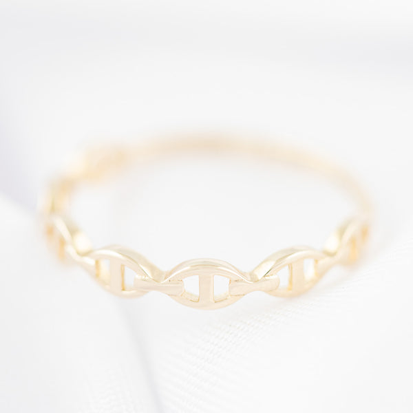 Anillo calado en oro amarillo 14 kilates.