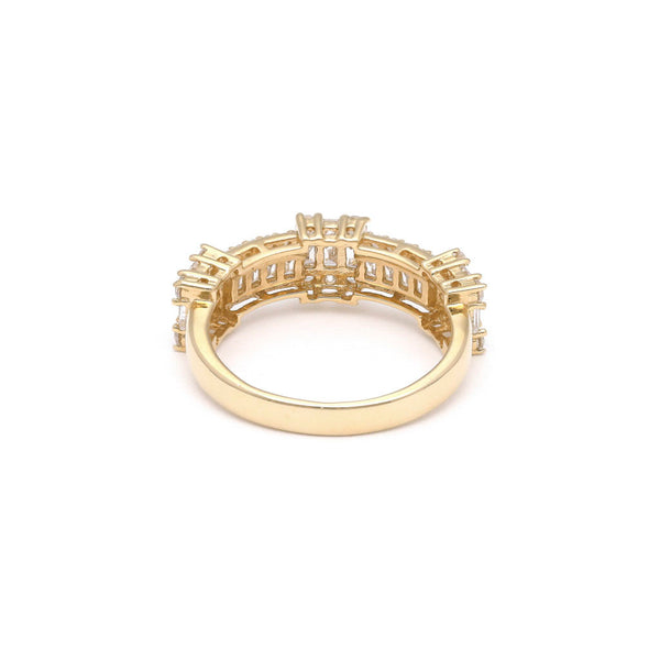Anillo diseño especial con circonias en oro amarillo 14 kilates.
