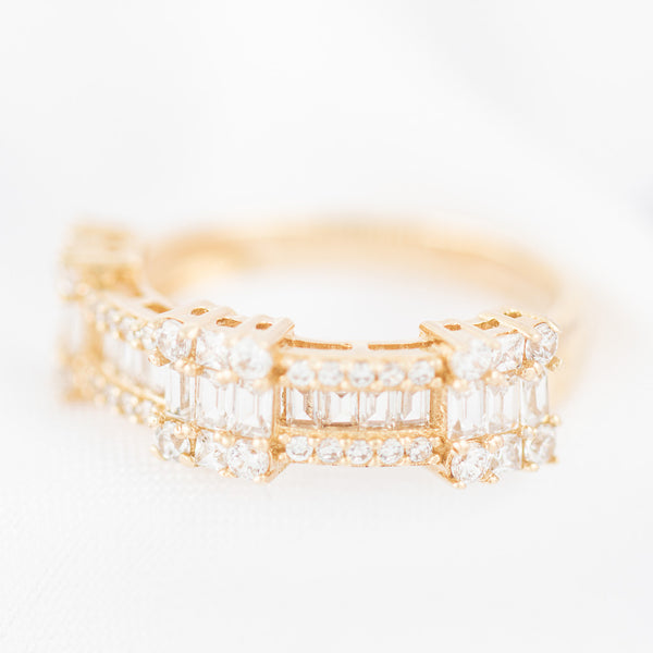 Anillo diseño especial con circonias en oro amarillo 14 kilates.
