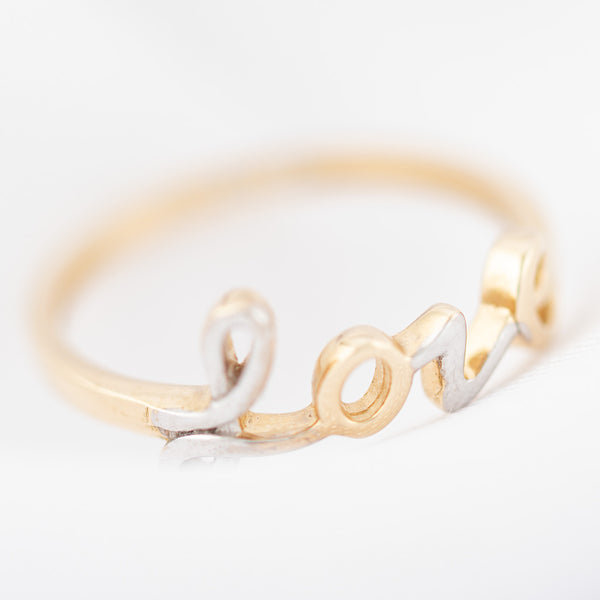 Anillo diseño especial motivo letras en oro amarillo 14 kilates.