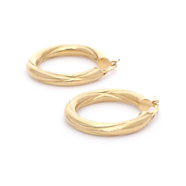 Arracadas huecas en oro amarillo 14 kilates.
