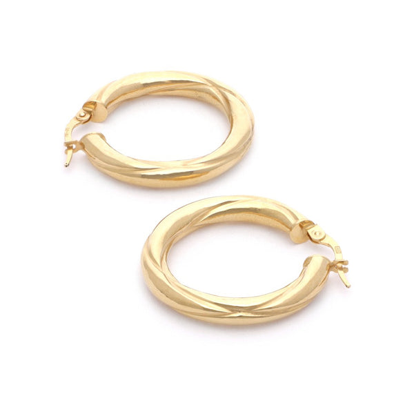 Arracadas huecas en oro amarillo 14 kilates.