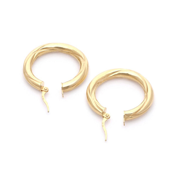 Arracadas huecas en oro amarillo 14 kilates.