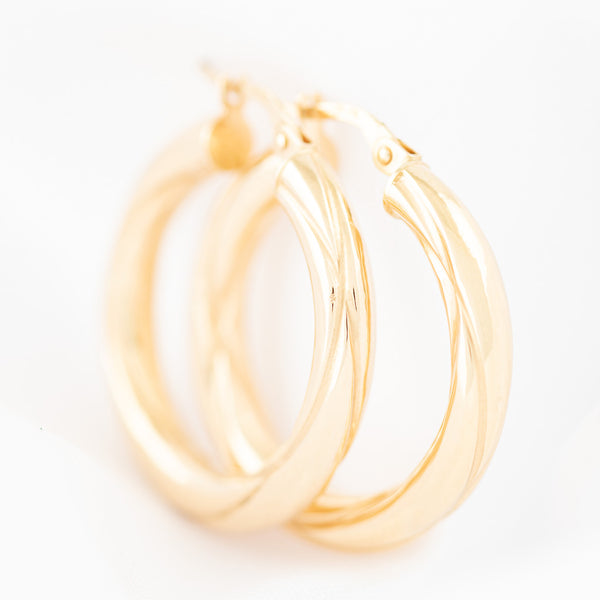 Arracadas huecas en oro amarillo 14 kilates.