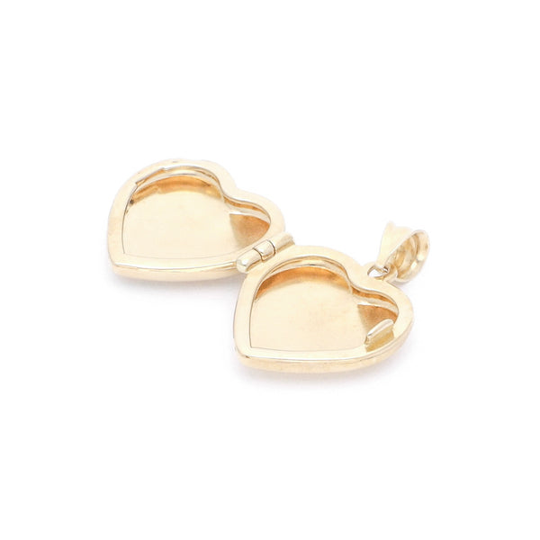 Dije guardapelo liso motivo corazón en oro amarillo 14 kilates.