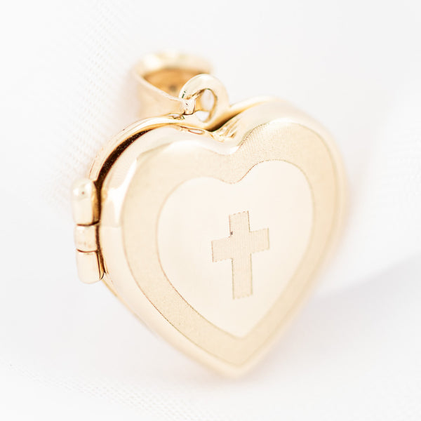 Dije guardapelo liso motivo corazón en oro amarillo 14 kilates.