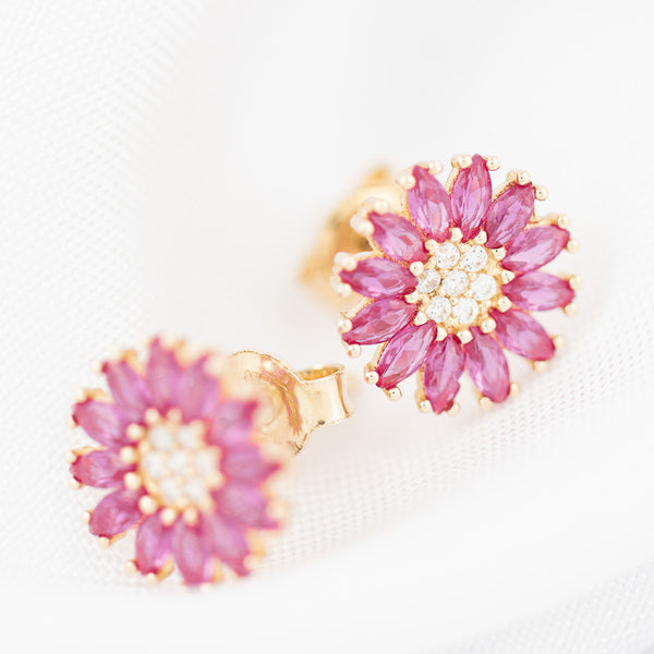 Aretes diseño especial motivo flor con sintéticos en oro amarillo 14 kilates.