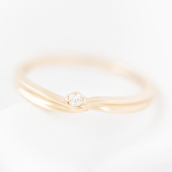 Anillo de compromiso con sintético en oro amarillo 14 kilates.