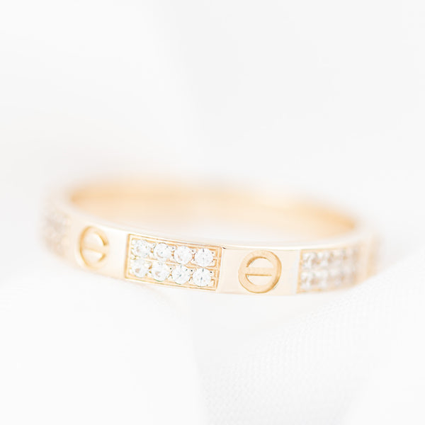 Argolla diseño especial motivo tornillos con circonias en oro amarillo 14 kilates.