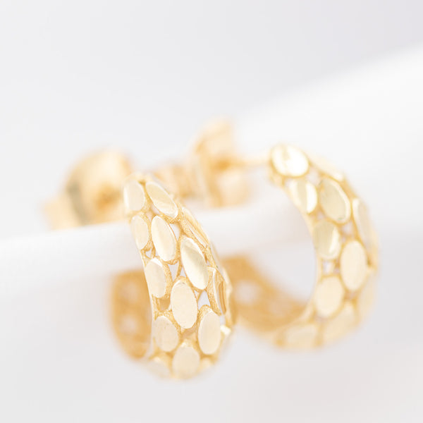 Aretes calados en oro amarillo 14 kilates.