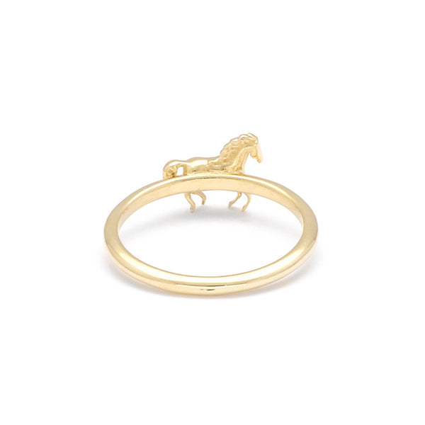 Anillo diseño especial motivo caballo en oro amarillo 14 kilates.