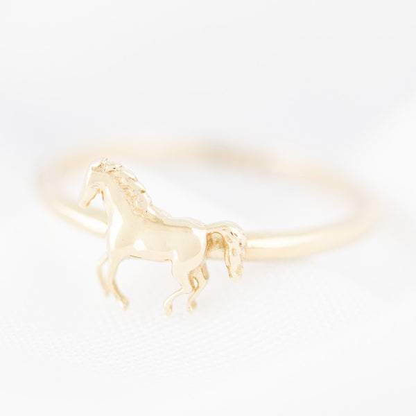 Anillo diseño especial motivo caballo en oro amarillo 14 kilates.