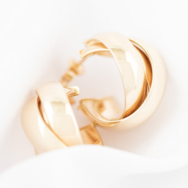 Aretes lisos en oro amarillo 14 kilates.