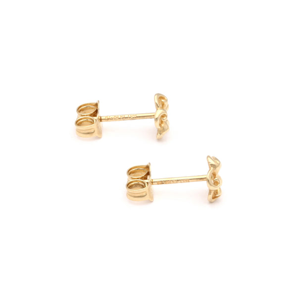 Aretes diseño especial motivo flor en oro amarillo 14 kilates.