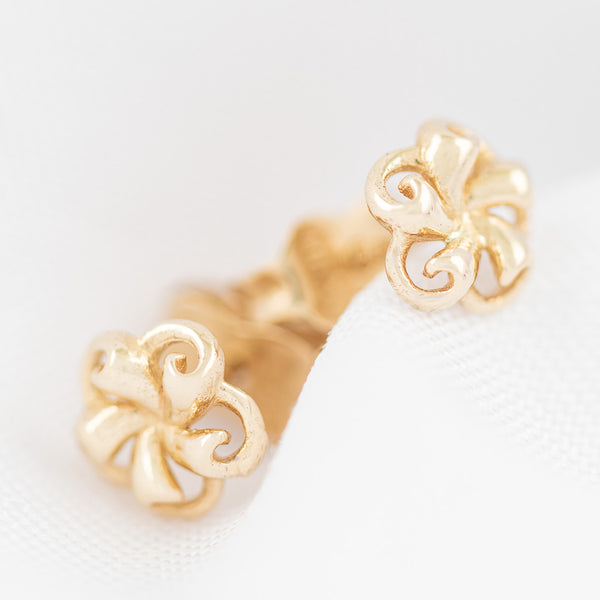 Aretes diseño especial motivo flor en oro amarillo 14 kilates.