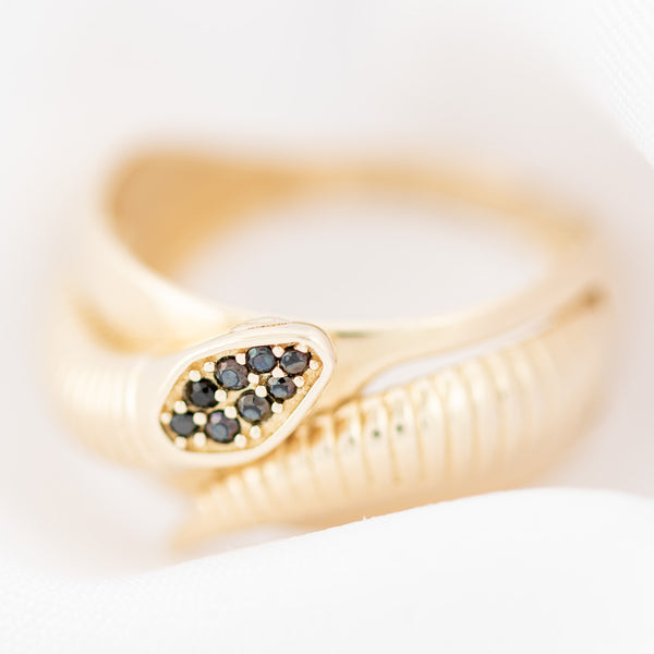 Anillo diseño especial motivo gusano con sintéticos en oro amarillo 14 kilates.