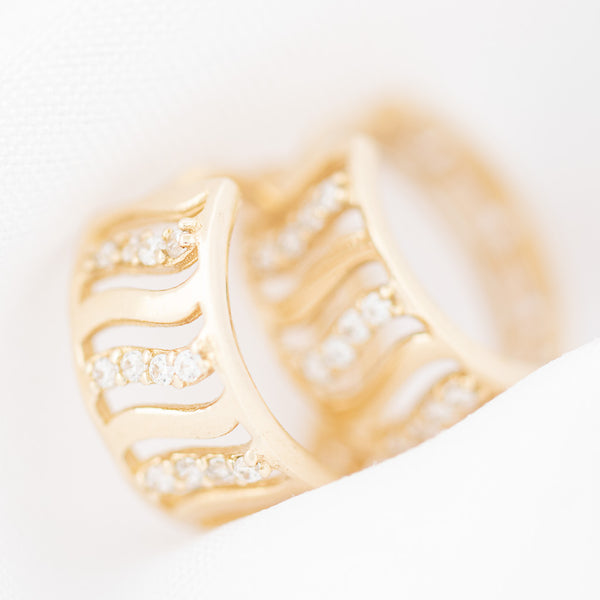 Arracadas caladas con circonias en oro amarillo 14 kilates.