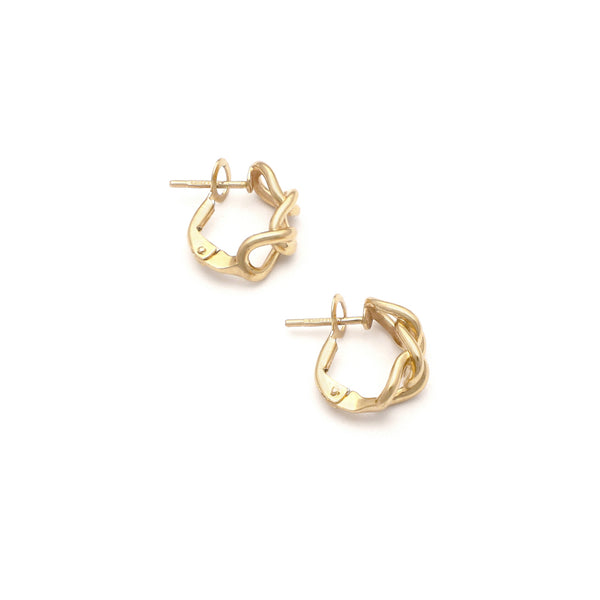 Aretes calado en oro amarillo 14 kilates.