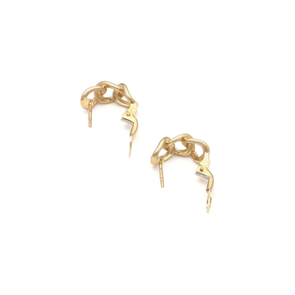 Aretes calado en oro amarillo 14 kilates.