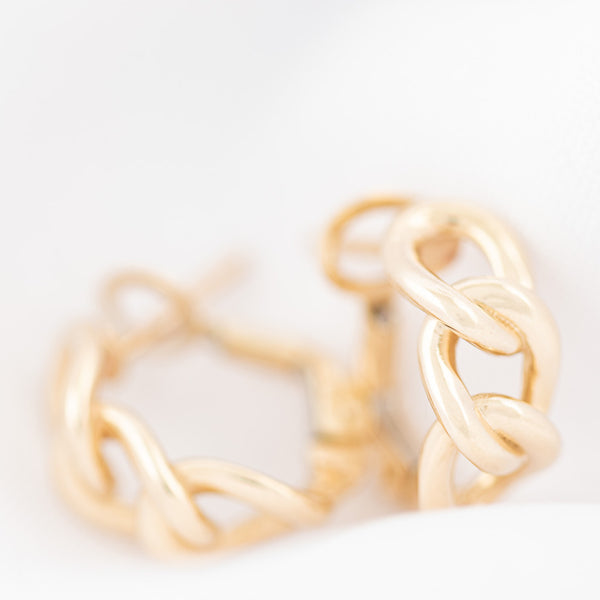 Aretes calado en oro amarillo 14 kilates.