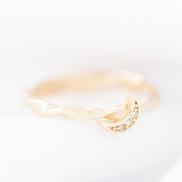 Anillo estilizado motivo luna con circonias en oro amarillo 14 kilates.