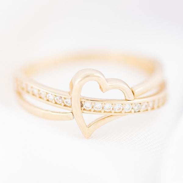 Anillo diseño especial motivo corazón con circonias en oro amarillo 14 kilates.