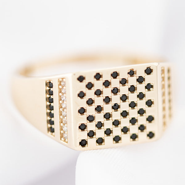 Anillo tipo sello con sintéticos en oro amarillo 14 kilates.