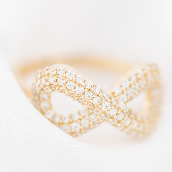 Anillo calado motivo infinito con circonias en oro amarillo 14 kilates.