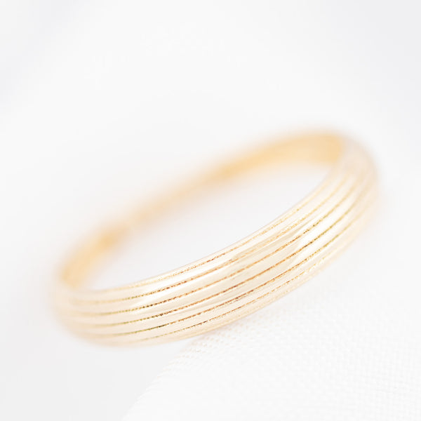 Anillo acanalado en oro amarillo 14 kilates.