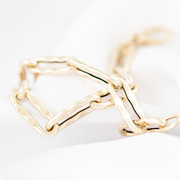 Pulsera eslabón cruzado facetado en oro amarillo 14 kilates.